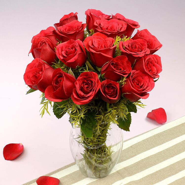 18 Red Roses With Glass Vass